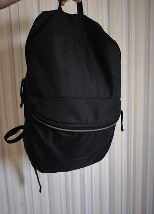 Фирменный спортивный рюкзак  quechua, от decathlon, франция.