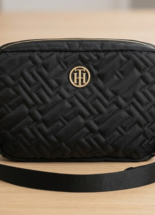 Сумка через плече tommy hilfiger, чорна стьобана, 23 см ×14 см.