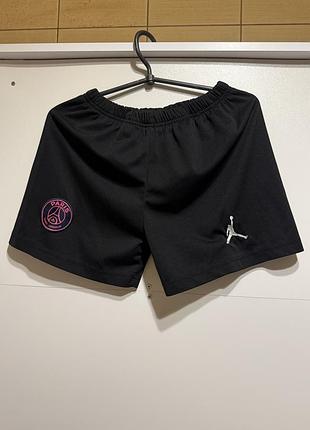 Спортивные шорты