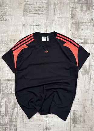 Футболка adidas чорна з коралевими лампасами, розмір s-m
