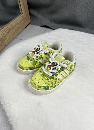 Шикарнф дитячі кросівки adidas disney розмір 21