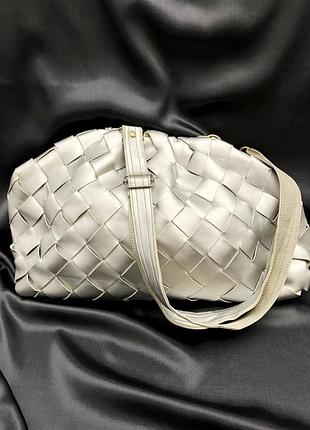 Велика срібна сумка в стилі bottega veneta з характерним плетінням intrecciato