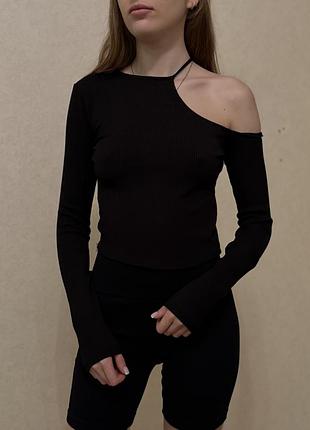 Асиметричний лонгслів у рубчик з відкритим плечем (bershka) стильний асиметричний лонгслів/лонг-топ із відкритим плечем