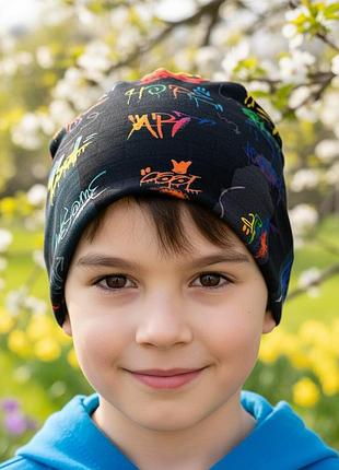 Шапка графіті на чорному
