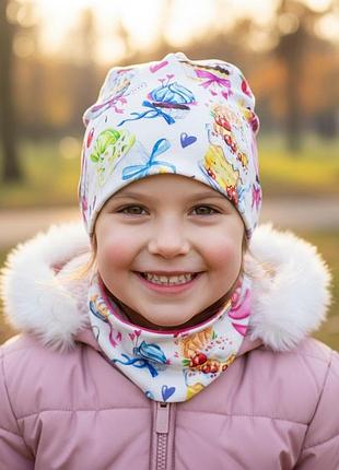 Шапка та снуд великі тістечка на білому