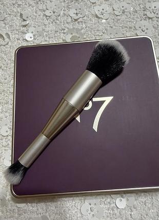 Ралетка для обличчя 7 a touch of glamour,в золотистому футлярі,включає відтінки тіней,румʼян і хайлайтера.