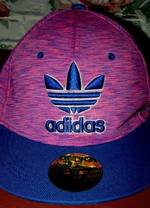 Нова меланжева кепка-бейсболка з прямим козирком adidas (унисекс)