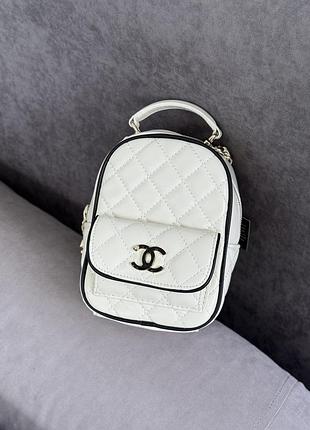 Chanel (подряпина на лого)