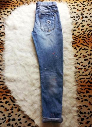 Синие бойфренды с дырками и брызгами краски джинсы мом момы цветные голубые3 фото