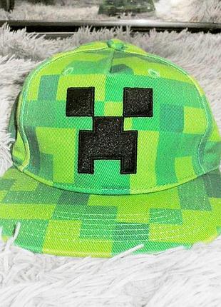 Кепка-сепбек с прямым козырьком в стиле minecraft, оформленная в виде пиксельного зеленого камуфляжа с черным лицом креппера спереди