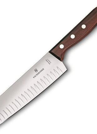 Кухонный нож victorinox santoku 17 см с деревянной рукояткой.
