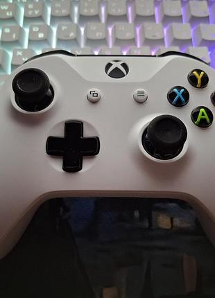 Геймпад белый xbox, состояние удовлетворительно все работает без упора, стики без дрифта.  
(стан на 7\10,)