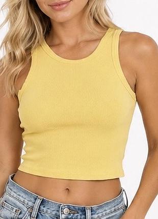 Желтый укороченный топ от zara выполнен из ткани в рубчик с круглым вырезом
