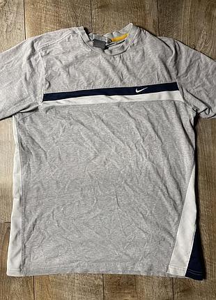 Сіра чоловіча спортивна футболка nike з лампасними вставками, розмір м