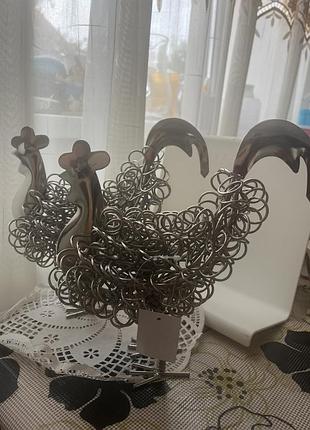 Фігурка wiggle rooster, виготовлена компанією edge company.скульптура зроблена з нікельованого дроту, закрученого у спіралі навколо каркаса.
