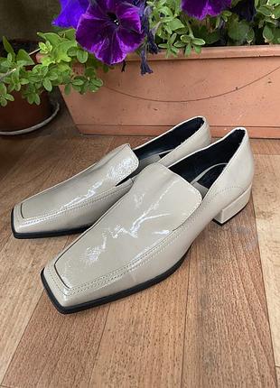 Лакированные бежевые туфли-лоферы zara