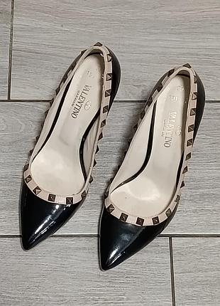 Туфли от valentino garavani выполнены из лакированной кожи с контрастной отделкой и фирменными заклепками rockstud