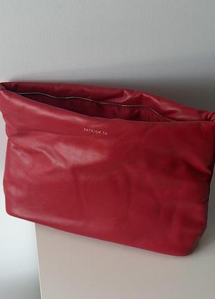 Червона еко шкіряна косметичка червоний клатч сумка patrick ta strawberry puffer major clutch bag