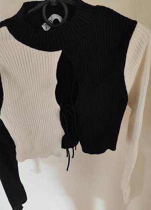 Жіноча водолазка zara укорочена в рубчик чорно-біла