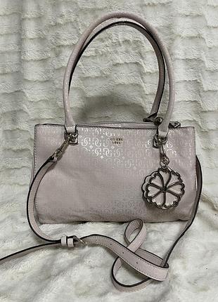 🤍 витончена пудрова сумка-саквояж guess galeria status satchel з фірмовим брелоком