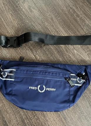 Ця синя поясна сумка бананка від fred perry