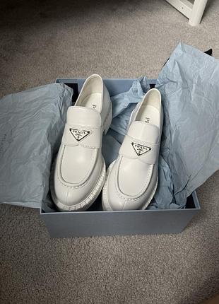 Білі лофери prada