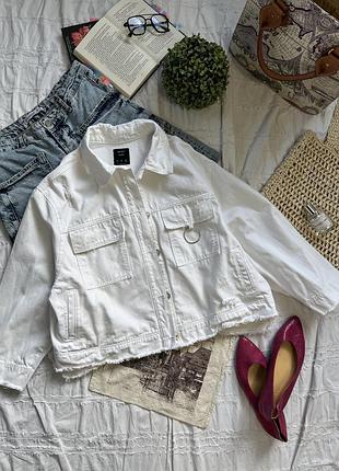 Біла джинсова куртка bershka
