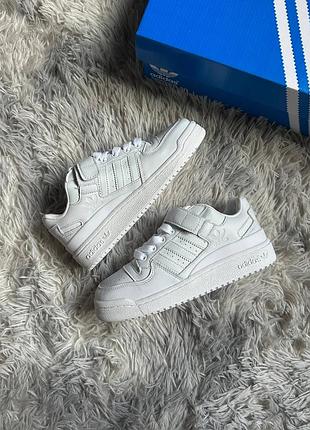 Стильні жіночі кросівки adidas forum white