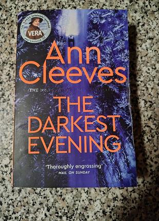 Книга детектив английской ann cleeves/the darkest evening (vera stanhope)