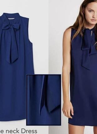 Темно-синя сукня h&m без рукавів має елегантний воротник-стійку з зав'язками на бант