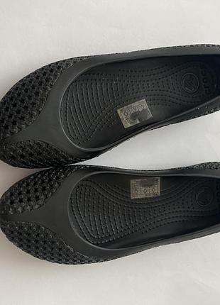 Жіночі балетки crocs, які вирізняються перфорованим візерунком на носку та з боків