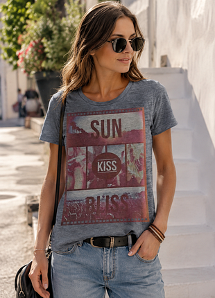 Сіра жіноча футболка з вінтажним графічним принтом та написами «sun», «kiss» і «bliss»