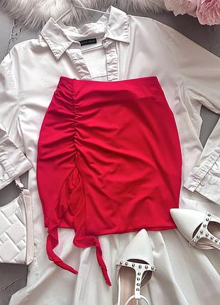 Зваблива червона міні спідниця