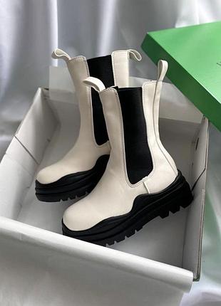 Високі жіночі черевики челсі bottega veneta,модель tire у кольорі sea salt.