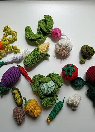 В'язані іграшки овочів