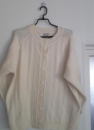 Винтажный кардиган с косами молочного цвета на пуговицах 
42/xl/50
44/xxl/52
70% полиакрил 
30 % вовна lana
очень хорошее состояние без дефектов