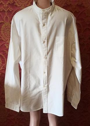 Біла чоловіча сорочка next має класичний крій (regular fit) та виготовлена з тканини оксфорд комір-стійку та накладну кишеню на грудях.