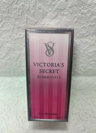 Парфюмированная вода victoria’s secret bombshell во флаконе объемом 38 мл, отличающаяся фирменным розовым полосатым дизайном.