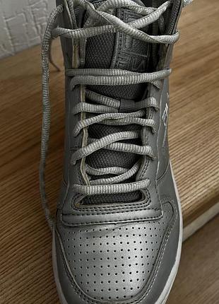 Кросівки сірі