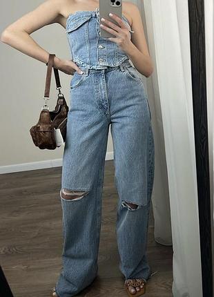 Джинсы фасона wide leg с рваностями
