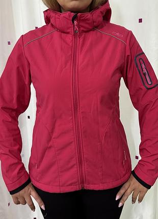 Жіноча куртка cmp softshell, виконана в яскравому рожевому кольорі з функціональним капюшоном