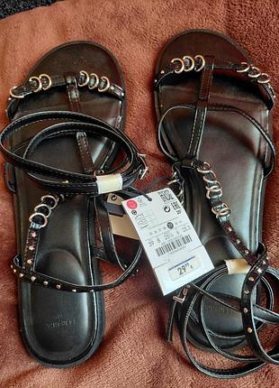 Плоские сандалии с кольцами женские bershka
