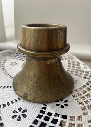 Вінтажний латунний підсвічник, який часто описується як chamberstick або елемент інтер'єру у стилі бруталізму.