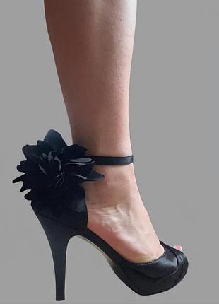 Шикарні туфлі жіночі dorothy perkins чорні, атласні, з квіткою, розмір 37 (uk 4)