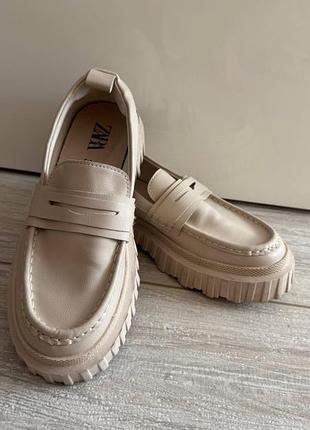 Бежеві лофери zara 35р масивні туфлі на масивній тракторній підошві мокасини