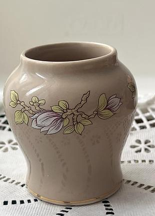 Вінтажна керамічна ваза-бутон (bud vase) виробництва sadler (англія) має кремовий колір з ніжним малюнком магнолії та витонченою золотою облямівкою