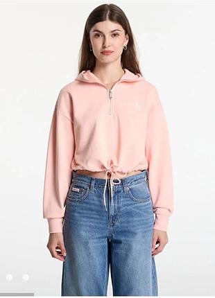 Укорочений світшот calvin klein із коміром стійка та застібкою блискавкою 1/4 довжини й еластичним шнурком низом.