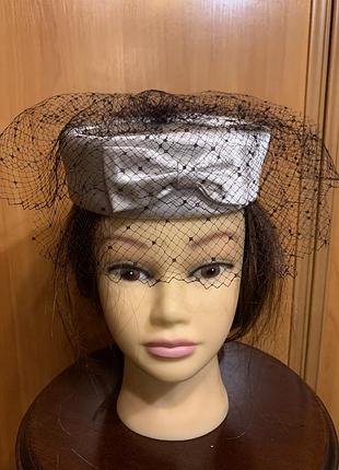 Класичний вінтажний жіночий капелюшок типу «pillbox» (таблетка) із вуалеткою та декоративним бантом.