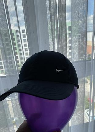 Кепка nike dri-fit club з металевим логотипом swoosh.