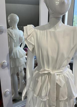 Сукня біла з рюшами